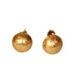 Round shaped stud earrings in 18K Gold