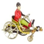 Κουρδιστός Μεταλλικός Άνδρας σε Τρίκυκλο